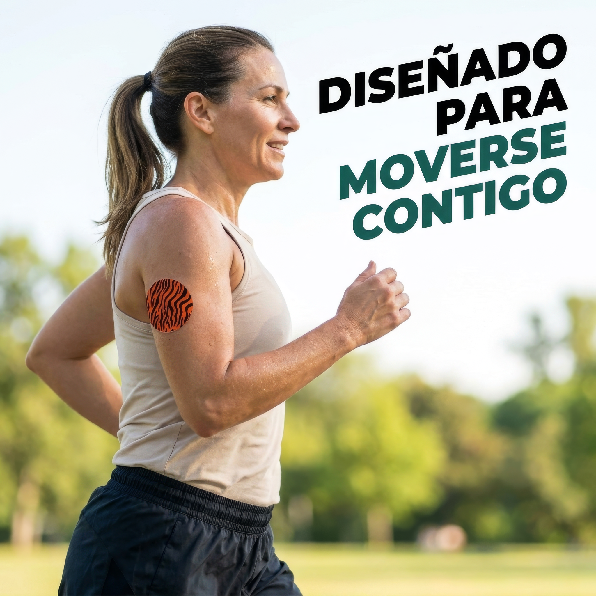 Diseñado para moverse contigo: mujer corriendo con parche animal print en el brazo